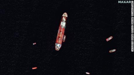 Zdjęcia satelitarne pokazują uszkodzony i częściowo zanurzony statek towarowy OS 35 u wybrzeży Gibraltaru. 