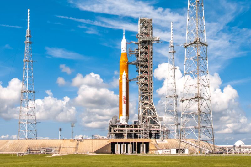 Rakieta NASA Space Launch System w LC-39B 1 września 2022 r.