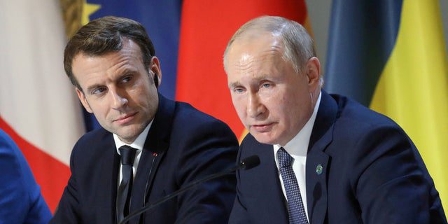 Prezydent Francji Emmanuel Macron i prezydent Rosji Władimir Putin organizują konferencję prasową po szczycie na temat Ukrainy w Pałacu Elizejskim w Paryżu, 9 grudnia 2019 r.  