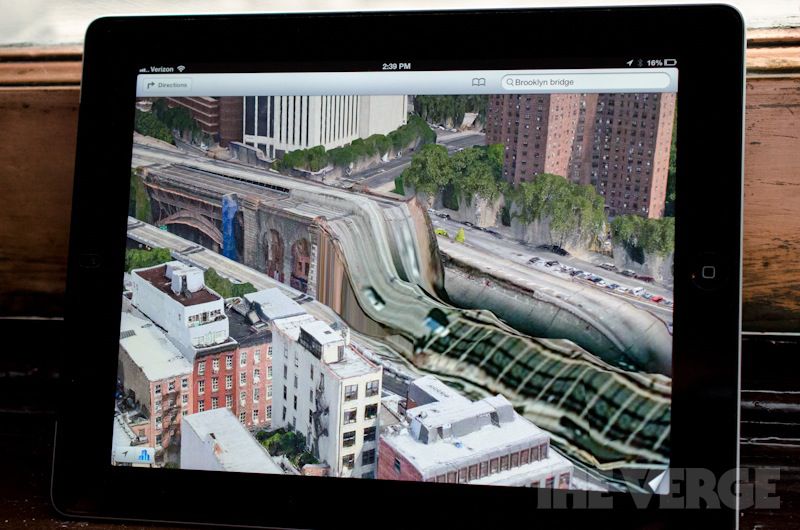 Wygląda na to, że Most Brookliński wtapia się w starą wersję Map Apple na iPadzie.