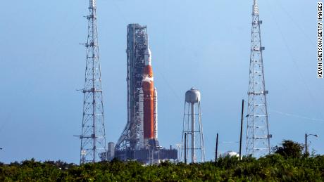 Rakieta Artemis I NASA znajduje się na wyrzutni w Kennedy Space Center 3 września w Cape Canaveral na Florydzie. 