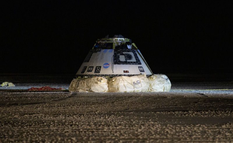 Sonda Boeing CST-100 Starliner jest widziana po wylądowaniu w White Sands w Nowym Meksyku, niedziela, 22 grudnia 2019 r. 