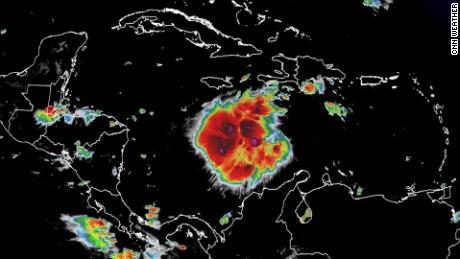 Burza tropikalna Ian nasila się na Karaibach i zmierza na Florydę