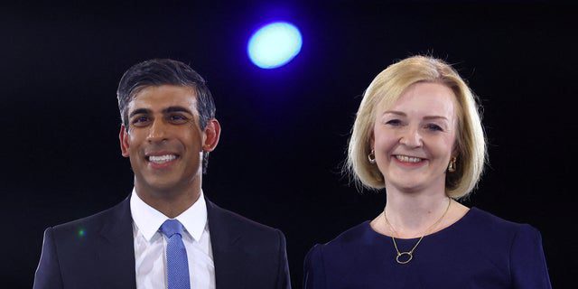 Kandydaci na przywódców konserwatywnych Liz Truss i Rishi Sunak stoją razem, gdy biorą udział w wydarzeniu w ramach kampanii przywódczej Partii Konserwatywnej w Londynie 31 sierpnia 2022 r. 