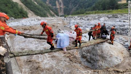 Ratownicy niosą rannych w hrabstwie Luoding, hrabstwo Ganzi, prowincja Syczuan, Chiny, 5 września 2022 r.