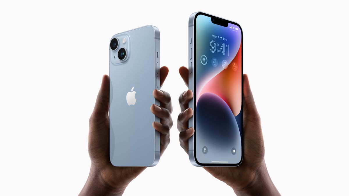 Zdjęcie iPhone'a 14 i iPhone'a 14 Plus, oba w kolorze jasnoniebieskim.