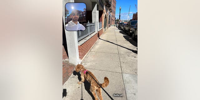 Zack Powers robi zdjęcie BeReal podczas spaceru ze swoim psem Ruby w North End w Bostonie 23 września 2022 roku.