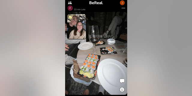 Shane Swanson i Alana Karpovich uwieczniają BeReal podczas kolacji sushi w Lower East Side na Manhattanie 30 września 2022 roku.