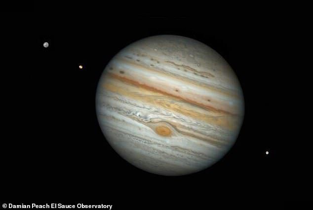 Pod koniec zeszłego miesiąca astronomowie ujawnili, że Jowisz pojawi się jako największy i najjaśniejszy od dziesięcioleci, gdy zbliża się do najbliższego punktu Ziemi od 59 lat.