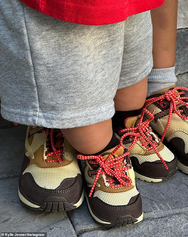 Rodzeństwo: Kolejne zdjęcie przesłane przez gwiazdę reality show pokazało Stormi i jej ośmiomiesięcznego syna w tych samych butach