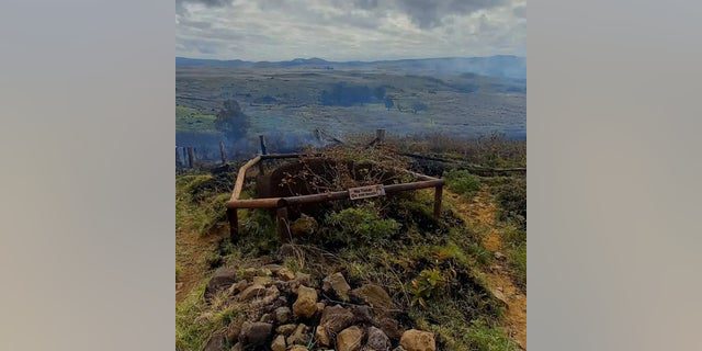 Dym unosi się z pożaru płonącego w rejonie wulkanu Rano Raraco na Wyspie Wielkanocnej w Chile 6 października 2022 r. Na tym zdjęciu uzyskanym z mediów społecznościowych. 