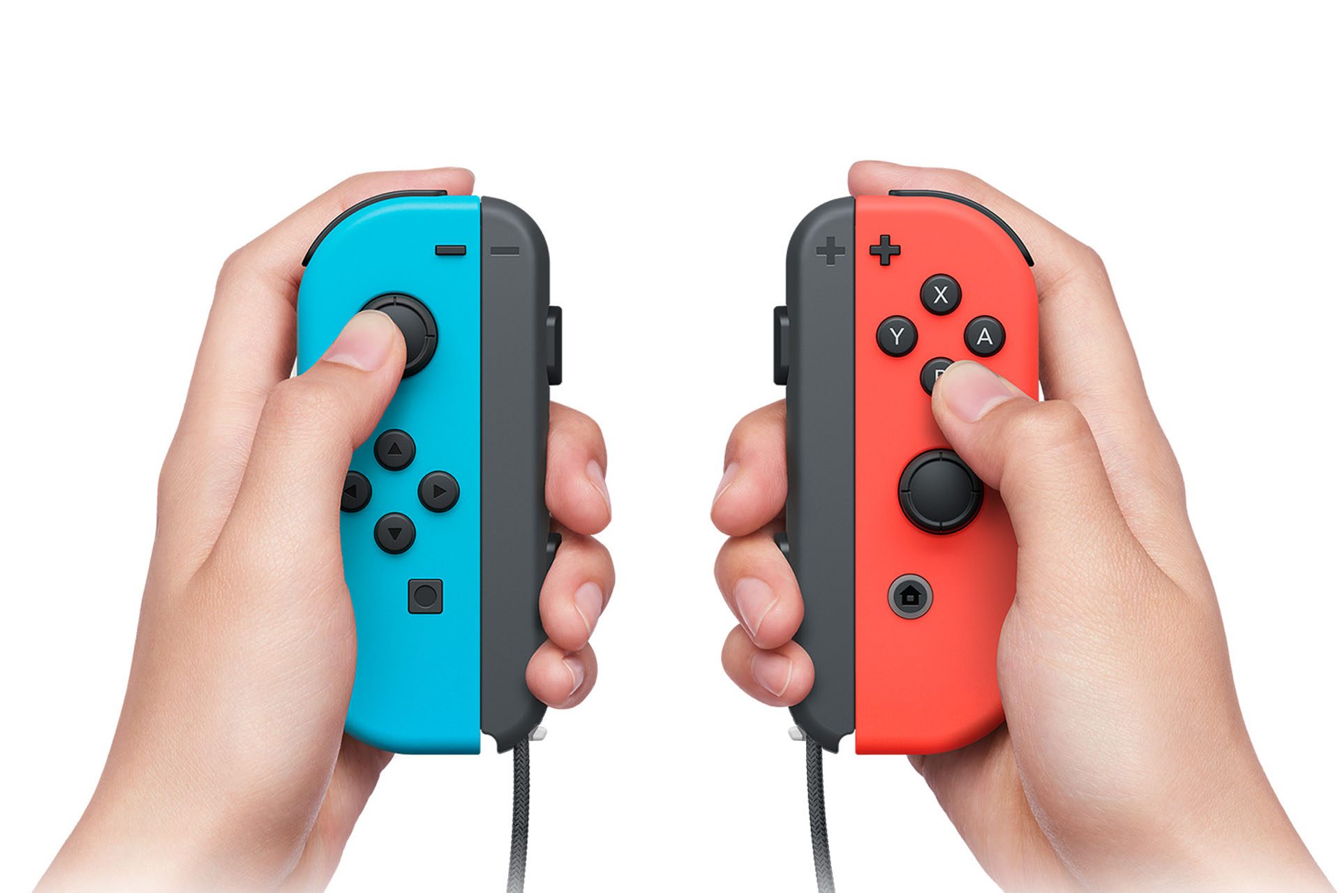 Użytkownik trzymający czerwono-niebieski Nintendo Switch Joy-Cons