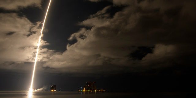 Rakieta United Launch Alliance Atlas 5 ze statkiem kosmicznym Lucy na pokładzie jest pokazana na tym 2-minutowym i 30-sekundowym zdjęciu podczas startu z Space Launch Complex 41, w sobotę, 16 października 2021 r., w Cape Canaveral Space Force Station na Florydzie. 