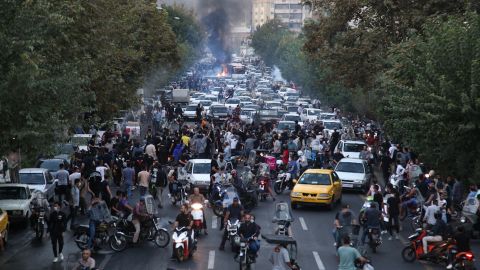 Zdjęcie uzyskane przez AFP poza Iranem 21 września 2022 r. pokazuje irańskich demonstrantów na ulicach Teheranu podczas protestu Lamhasy Amini, kilka dni po jej śmierci w areszcie policyjnym.