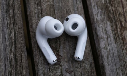 Obraz AirPods Pro 2 przedstawiający osłonę głośnika i końcówki słuchawek