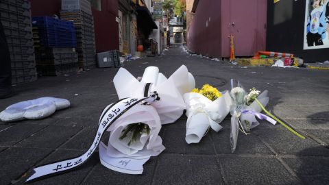 Kwiaty widoczne na miejscu śmiertelnego wypadku w Seulu w Korei Południowej, niedziela, 30 października 2022 r.