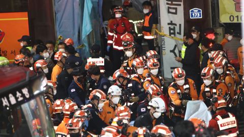 Służby ratownicze leczą rannych w Seulu 30 października.