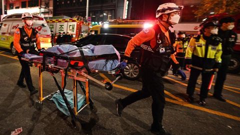 Ciało ofiary niesione jest na noszach w Itaewon, Seul, Korea Południowa, 30 października.