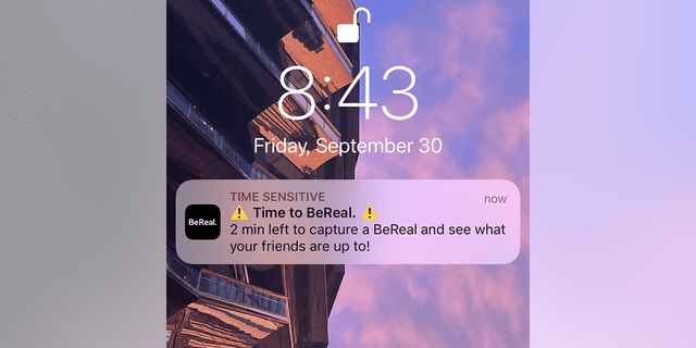 Powiadomienia push BeReal ostrzegają użytkowników, kiedy nadejdzie pora na publikację na dany dzień.