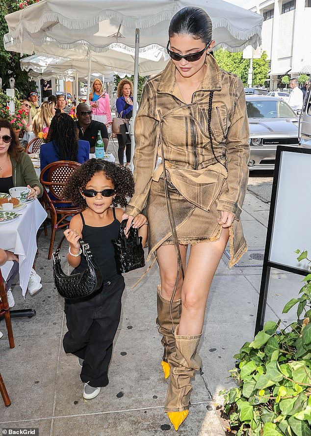 Modny duet: 25-letnia Kylie Jenner trzymała się za rękę swojej 4-letniej córki Stormi, gdy w czwartek zatrzymali się, by zjeść w Los Angeles