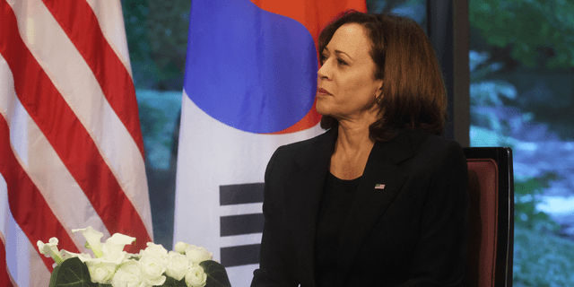 Wiceprezydent USA Kamala Harris odbył dwustronne spotkanie z premierem Korei Południowej Han Duk-soo (nie na zdjęciu) w Tokio 27 września 2022 r., przed państwowym pogrzebem byłego premiera Japonii Shinzo Abe.