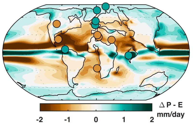 Globalna mapa opadów zmieniła się z powodu ocieplenia 56 milionów lat temu: zielony = wilgotny, brązowy = bardziej suchy.  Kręgi pokazują, gdzie dane geologiczne wskazują, że zrobiło się bardziej sucho lub bardziej wilgotno, aby zweryfikować nowe odkrycia.