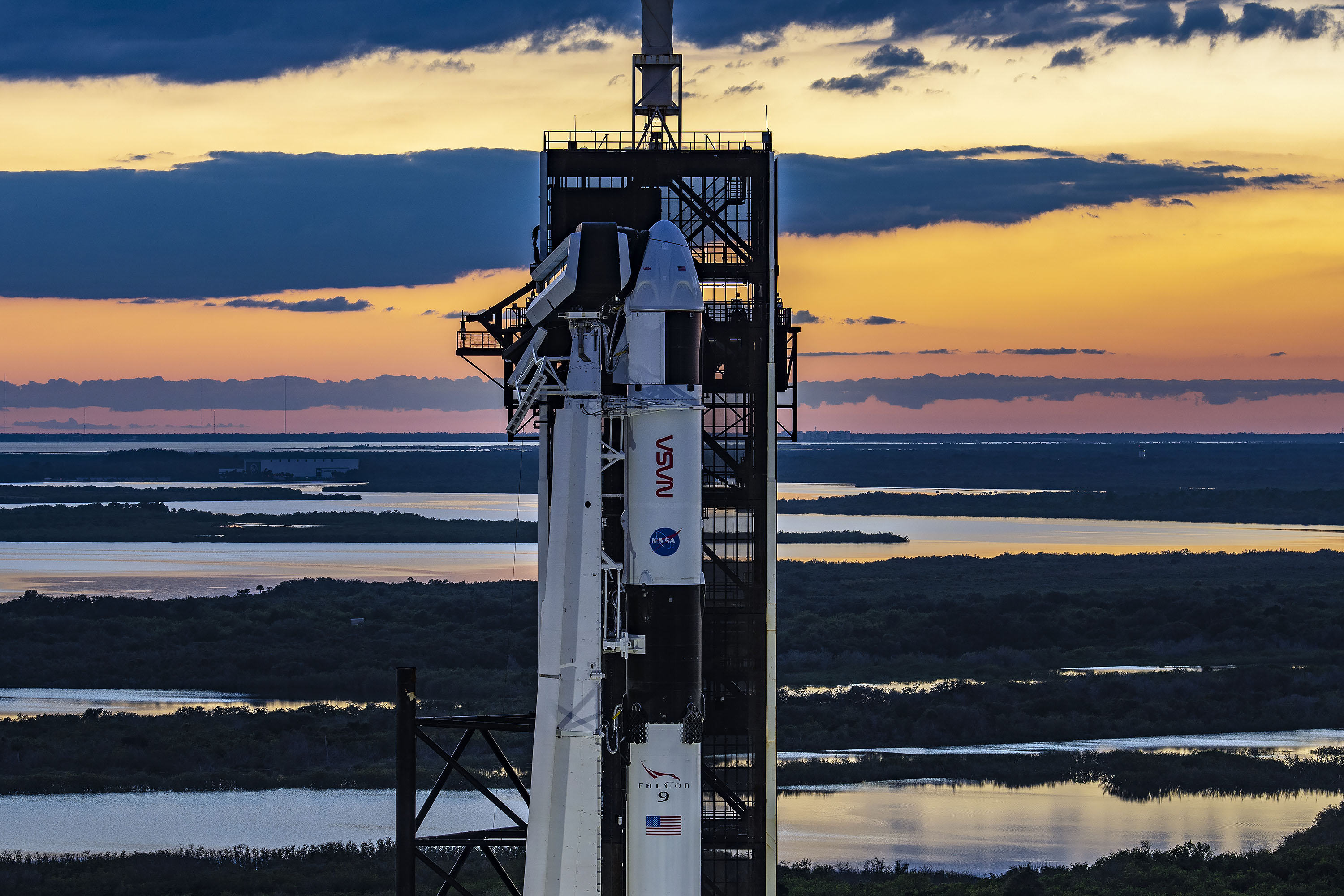 Rakieta SpaceX Falcon 9 i kapsuła Dragon, które przelecą misję Crew-5 na Międzynarodową Stację Kosmiczną, staną na wyrzutni 39A w NASA Kennedy Space Center na Florydzie wkrótce po jej wystrzeleniu 1 października 2022 r.