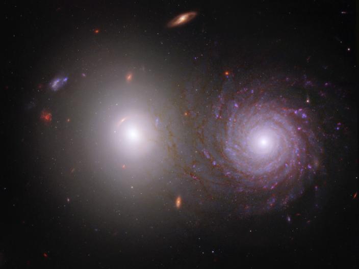 To zdjęcie pary galaktyk VV 191 zawiera bliskie podczerwieni, ultrafioletowe i widzialne światło Webba z Hubble'a.