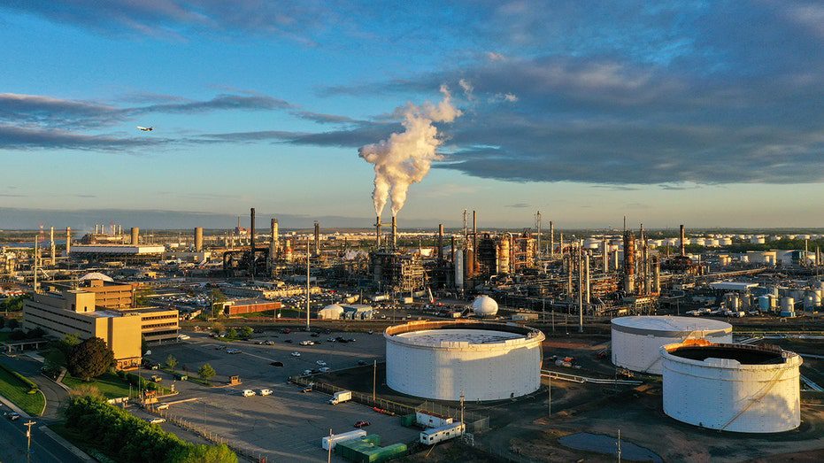 Panoramiczny widok rafinerii ropy naftowej w New Jersey