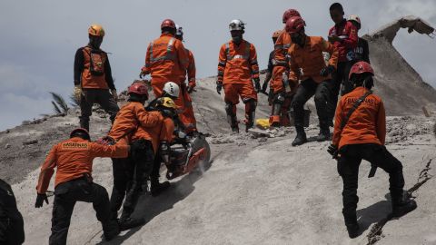 Indonezyjski zespół poszukiwawczo-ratowniczy ewakuuje ciała ze zniszczonych budynków w Cianjur Regency w prowincji Jawa Zachodnia, 22 listopada 2022 r.