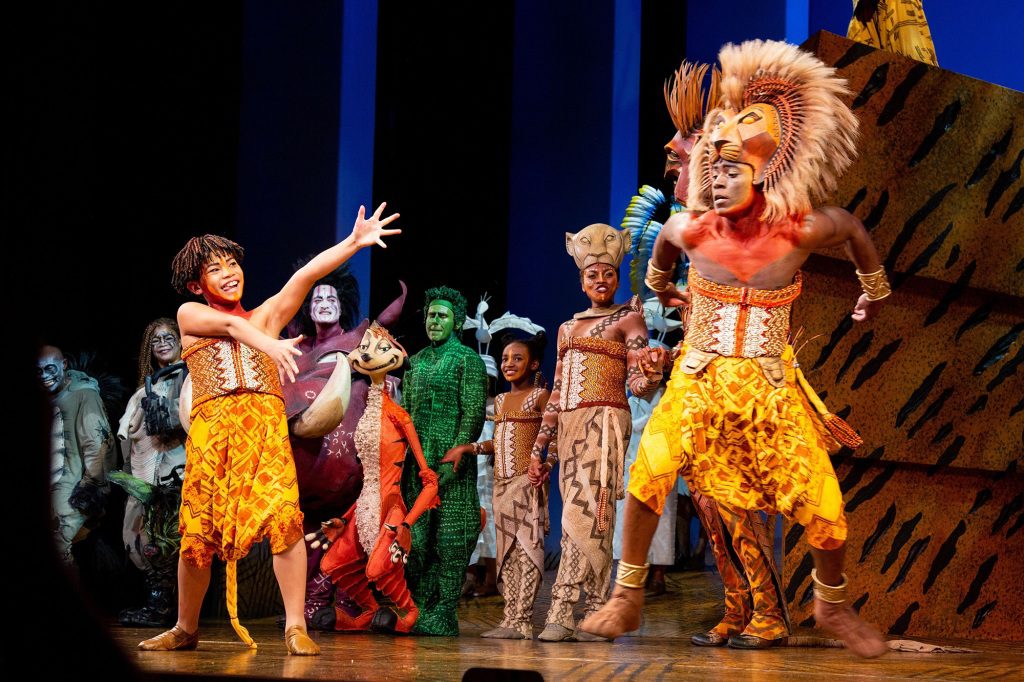Zdjęcie osób wykonujących Króla Lwa na Broadwayu.