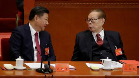 Chiński przywódca Xi Jinping rozmawia z byłym przywódcą Jiang Zeminem podczas Narodowego Kongresu Partii Komunistycznej w Pekinie, 24 października 2017 r. 