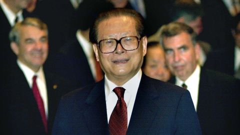 Chiński przywódca Jiang Zemin uśmiecha się podczas spotkania z kadrą kierowniczą na Fortune Global Forum w Hongkongu 8 maja 2001 r.