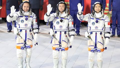 (Od lewej) Chińscy astronauci Zhang Lu, Deng Qingming i Fei Junlong uczestniczą w ceremonii otwarcia w Jiuquan Satellite Launch Center 29 listopada.