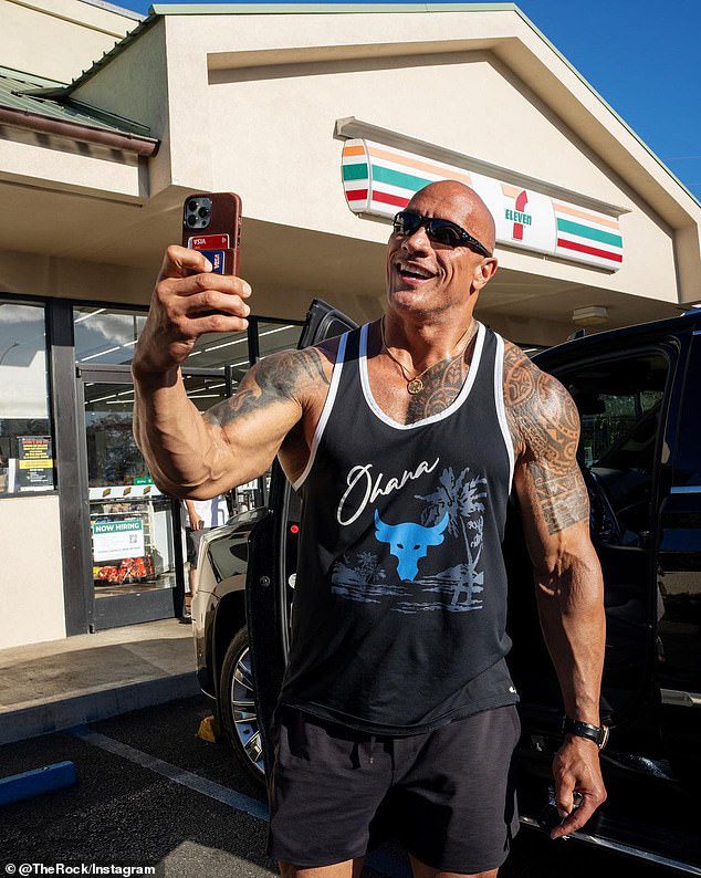 NAJNOWSZE: Dwayne Johnson, lat 50, w poniedziałek zarejestrował na Instagramie wizytę w sklepie 7-Eleven na Hawajach, gdzie jako nastolatek kradł w sklepach — tym razem kupując zapasy sklepu Snickers, jednocześnie podnosząc karty zdumionych i zachwyconych klientów
