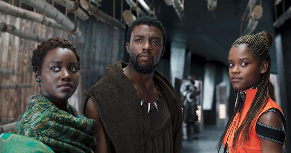 CZARNA PANTERA, od lewej: Lupita Nyong & # 39;  o, Chadwick Boseman, Letitia Wright, 2018. & # xa9;  Marvel / & # xa9;  Walt Disney Studios Motion Pictures / Dzięki uprzejmości Everett Collection