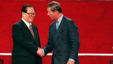 Chiński przywódca Jiang Zemin podaje rękę księciu Karolowi podczas ceremonii przekazania Hongkongu chińskim rządom 1 lipca 1997 r.