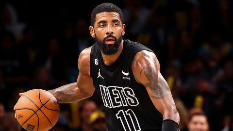 Strażnik Brooklyn Nets, Keri Irving, zmierzy się z Indiana Pacers podczas drugiej połowy meczu koszykówki NBA w Nowym Jorku, 31 października 2022 r.