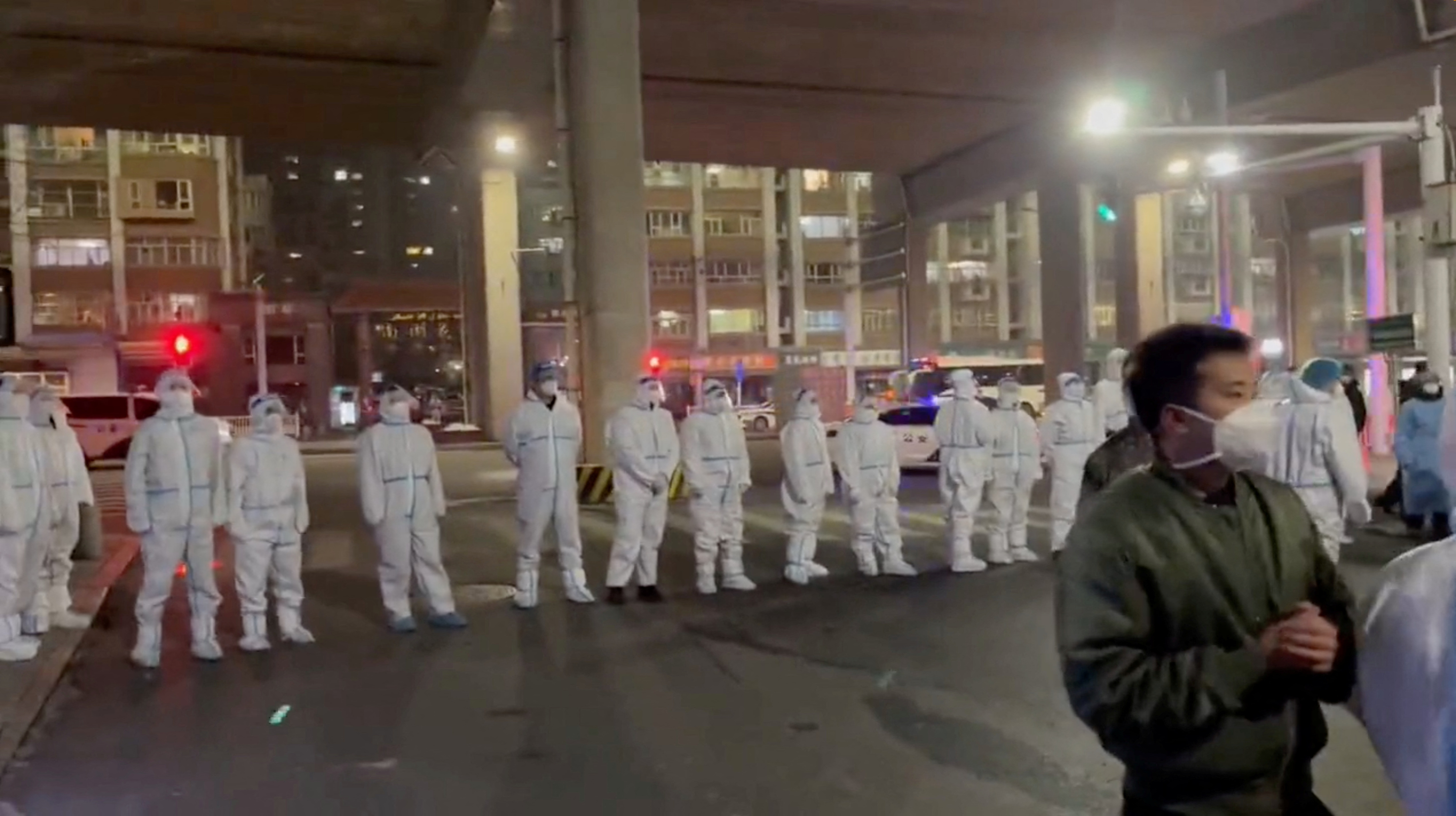 Protesty przeciwko środkom COVID-19 w Sinciangu