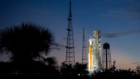 Rakieta Space Launch System NASA i statek kosmiczny Orion są widoczne 6 listopada w Kennedy Space Center na Florydzie.