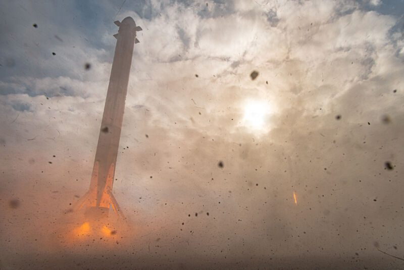 Zdjęcie rakiety Falcon 9 lądującej na Przylądku Canaveral.