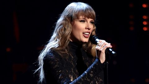 Taylor Swift to jedna z najpopularniejszych artystek w branży muzycznej.  Ta popularność sprawiła, że ​​trudno było znaleźć bilet na jej nową trasę koncertową.