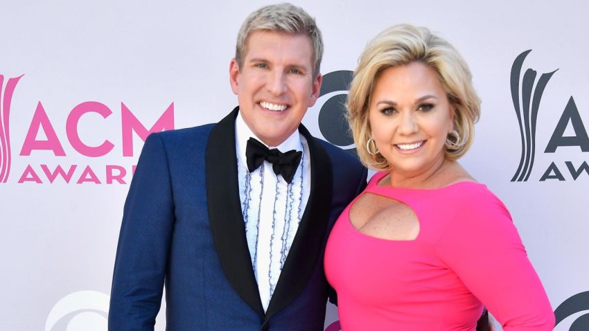 Osobistości telewizyjne Todd Chrisley (po lewej) i Julie Chrisley biorą udział w 52. ceremonii rozdania nagród Academy of Country Music Awards w Toshiba Plaza, 2 kwietnia 2017 r. w Las Vegas w stanie Nevada.