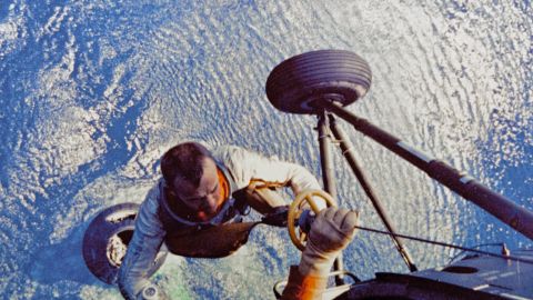 Shepard został podniesiony do helikoptera po tym, jak zanurzył się w Oceanie Atlantyckim na pokładzie kapsuły Mercury w maju 1961 roku.