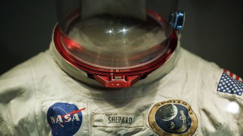 Kombinezon EVA Sheparda jest wystawiony w kompleksie turystycznym Kennedy Space Center w Cape Canaveral na Florydzie.