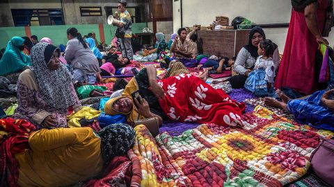 Ludzie schronili się w świetlicy w wiosce Kandipuru po erupcji wulkanu Mount Semeru w Lumagang we wschodniej Jawie, 4 grudnia 2022 r.