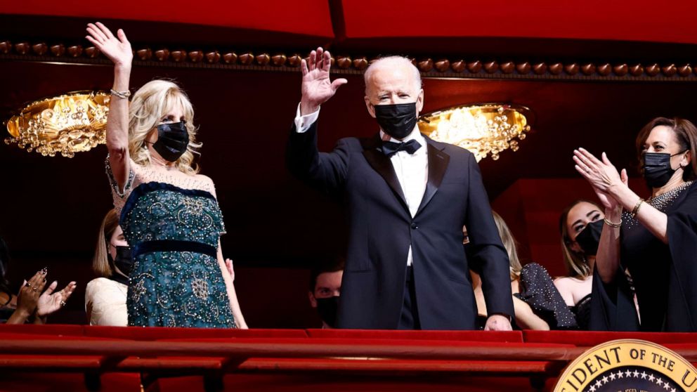 ZDJĘCIE: Prezydent Joe Biden i Pierwsza Dama Jill Biden biorą udział w 44. gali Kennedy Center Honors, grudzień.  5 grudnia 2021 w Waszyngtonie.