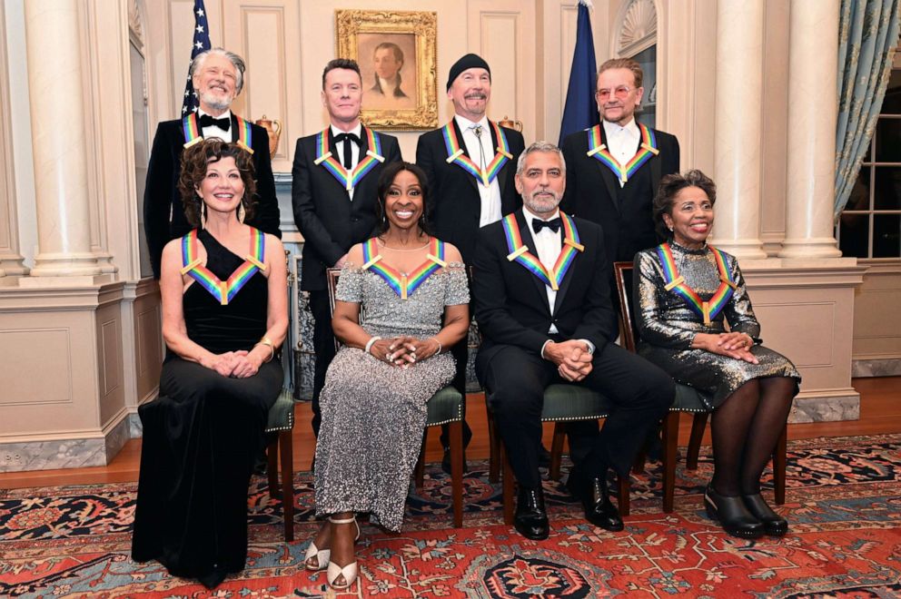 Zdjęcie: 2022 Kennedy Center Honorees Amy Grant, Gladys Knight, George Clooney, Tanya Lyonne dołączają do członków U2 Adama Claytona, Larry'ego Mullena Jr., The Edge i Bono w Departamencie Stanu, 3 grudnia 2022 r., Waszyngton. 