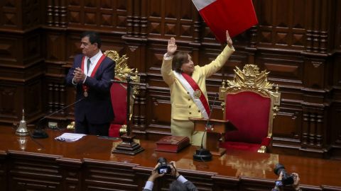 Dina Boulwart z Peru zostaje zaprzysiężona na prezydenta w Limie 7 grudnia 2022 r.