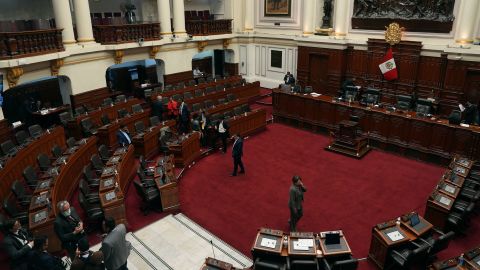 Ustawodawcy stoją w Kongresie w dniu zaplanowanego głosowania w sprawie impeachmentu przeciwko prezydentowi Pedro Castillo w Limie, Peru, środa, 7 grudnia 2022 r.